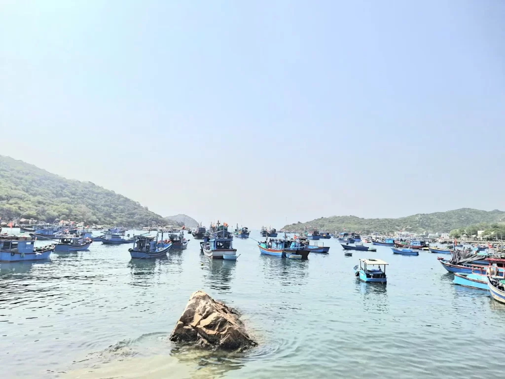 Thuê xe sân bay đi biển Vĩnh Hy giá rẻ